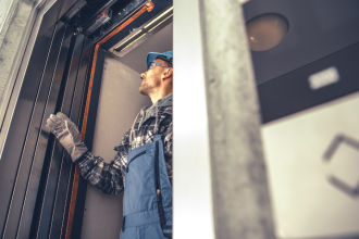 MISTÉRIO EM EDIFÍCIO RESIDENCIAL: INVESTIGAÇÃO SE APROFUNDA APÓS DESAPARECIMENTO DE CORRETORA