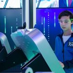 Jovem usando óculos inteligentes durante uma experiência interativa com tecnologia.