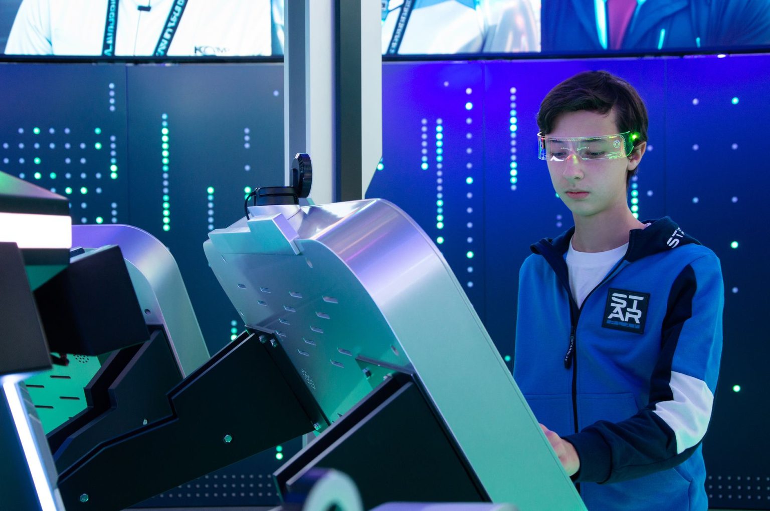 Jovem usando óculos inteligentes durante uma experiência interativa com tecnologia.