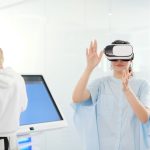 Mulher usando um dispositivo de realidade virtual em um ambiente tecnológico.
