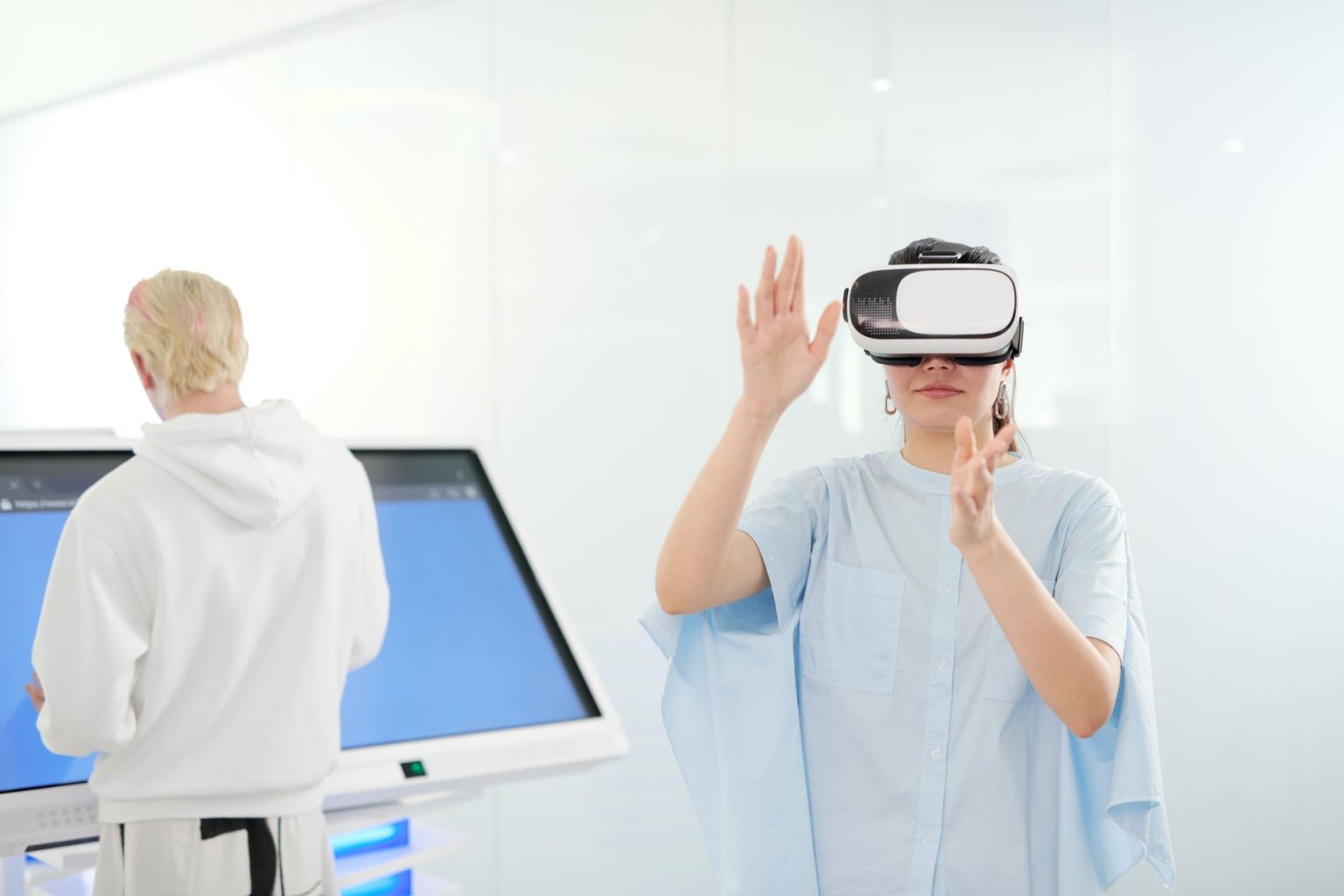 Mulher usando um dispositivo de realidade virtual em um ambiente tecnológico.