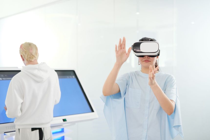 Mulher usando um dispositivo de realidade virtual em um ambiente tecnológico.