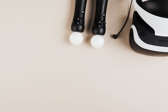 Headset de realidade virtual e controles de videogame vistos de cima sobre uma superfície neutra