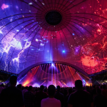Arena de entretenimento imersivo com projeções visuais em grande escala durante um evento ao vivo.