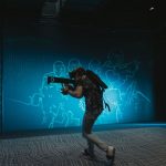 Pessoa usando um headset de realidade virtual durante uma sessão de jogo em ambiente interno.