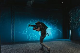 Pessoa usando um headset de realidade virtual durante uma sessão de jogo em ambiente interno.