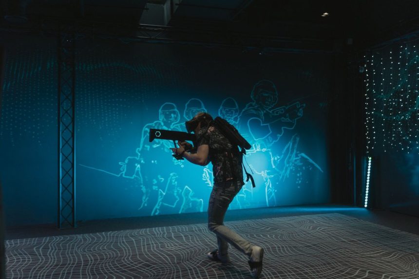 Pessoa usando um headset de realidade virtual durante uma sessão de jogo em ambiente interno.