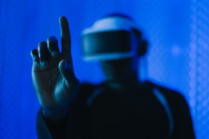 Pessoa usando um headset de realidade virtual e interagindo com uma tecnologia digital.