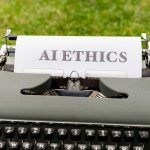Máquina de escrever ao ar livre com uma folha exibindo as palavras “AI ethics”.
