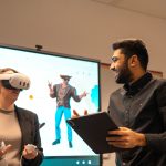 Dois colegas usam óculos de realidade virtual e um tablet em uma atividade de colaboração digital.