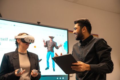 Dois colegas usam óculos de realidade virtual e um tablet em uma atividade de colaboração digital.