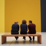 Visitantes observam obras de arte em uma galeria de museu