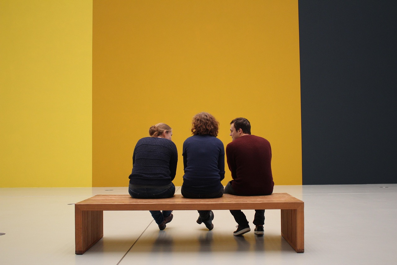 Visitantes observam obras de arte em uma galeria de museu
